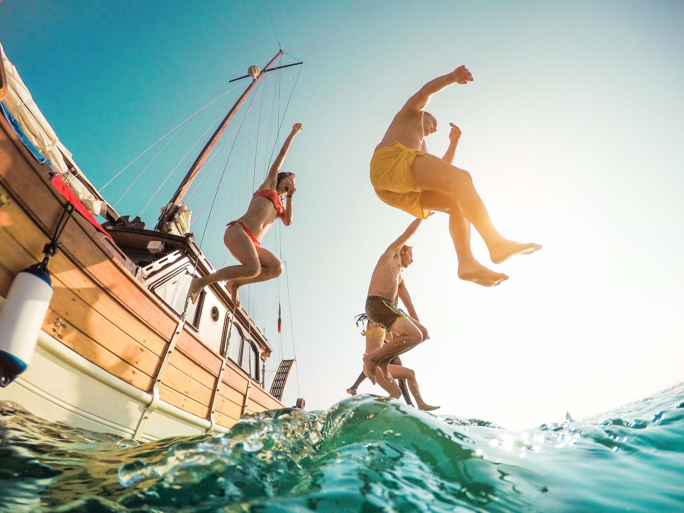 Young sail. Прыжок в море. Прыжок в воду с яхты. Путешествие на море. Прыгают с яхты в море.