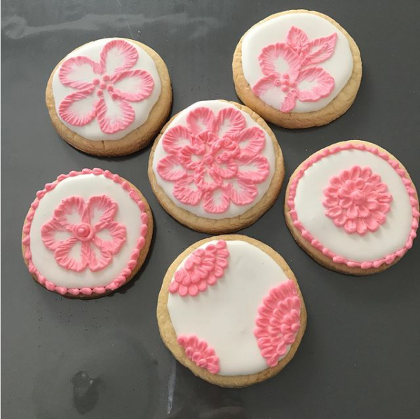 Beautiful Royal Icing Flowers on Cookies [06/24/21]